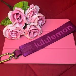 NWOT lululemon never lost keychain Color:Wild Berry/Sonic Pink